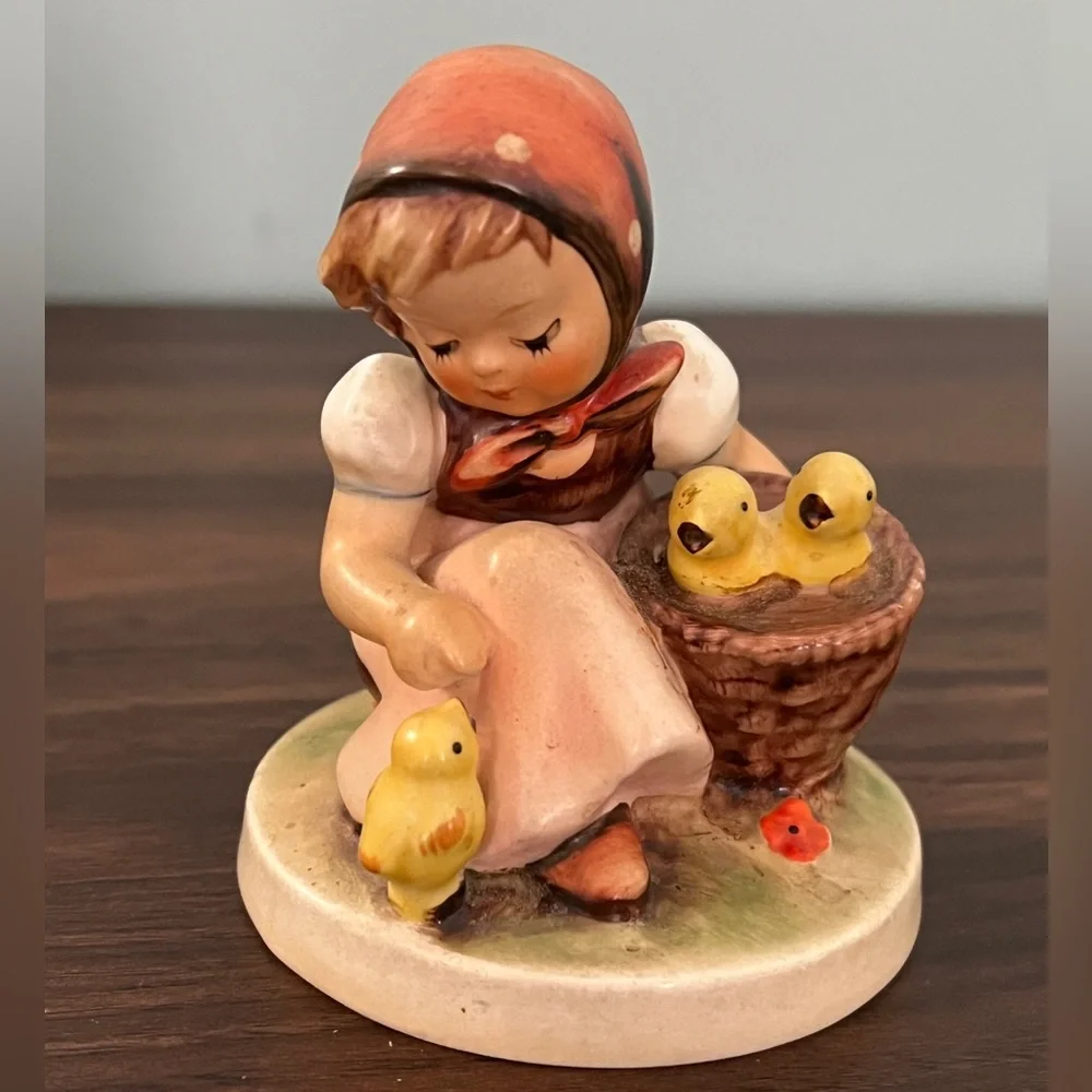 Charming Figurine, chick girl with Chicks